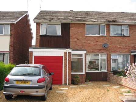 £135,000 - 3 BEDROOM HOUSE (SEMI-DETACHED) Ref No.2139519