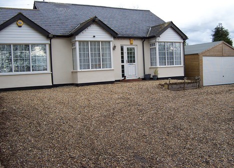 £425,000 - 4 BEDROOM BUNGALOW Ref No.9265617