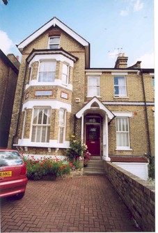£750,000 - 6 BEDROOM HOUSE (SEMI-DETACHED) Ref No.5927537