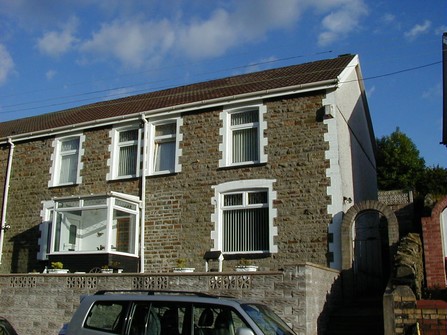 £185,000 - 5 BEDROOM HOUSE (TERRACED) Ref No.9846287