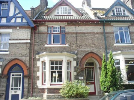 £195,000 - 3 BEDROOM HOUSE (TERRACED) Ref No.4435370